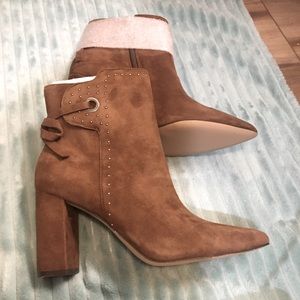 NWT Chelsea and violet brown suede booties
